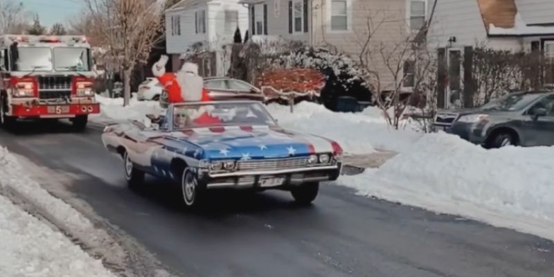 Santa+rides+through+Pelham+with+first-responder+escort