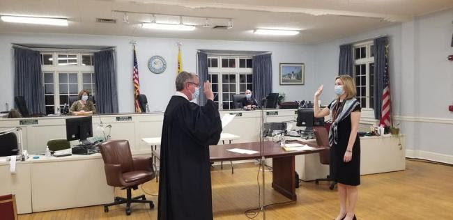 Pelham Town Judge John Gardner swears in Mayor Jennifer Lapey.