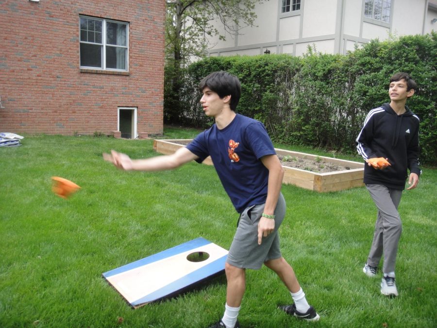 Foto Feature: PMHS students relieve AP testing stress with outdoor fun, balloon animals