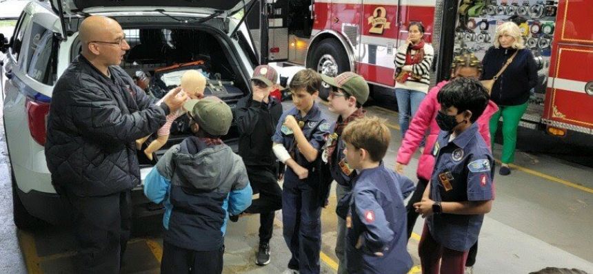 Siwanoy+Pack+4+Webelos+learn+emergency+readiness%2C+first+aid+from+Manor+firefighters%2C+town+paramedic