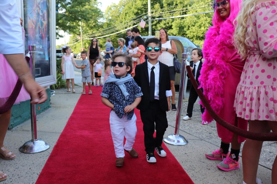 Foto Feature: Anna and Jacks Treehouse students stroll down the red carpet