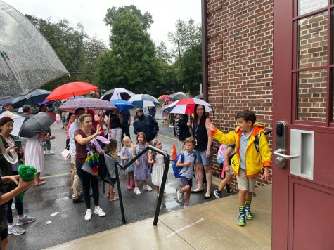 Foto Feature: Students head back to school with backpacks, supplies—and umbrellas