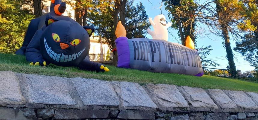 Pelham residents: Send us pictures of your Halloween decorations to publish
