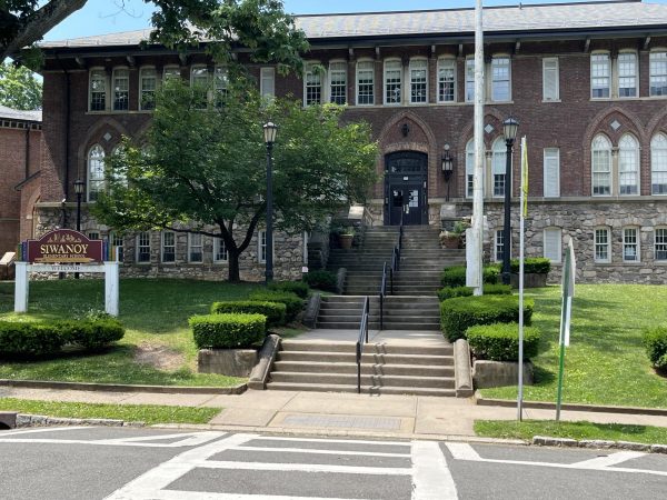 Siwanoy Elementary School is one of three schools dismissing early due to the heat wave. (Pelham Examiner file photo)