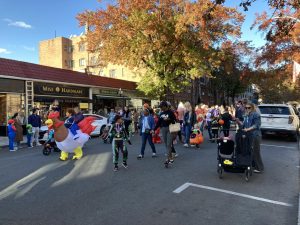 Foto Feature: All kinds of costumes as families march down Fifth Avenue in annual town Halloween parade