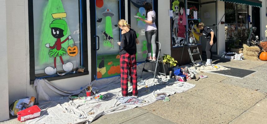 Foto Feature: PMHS students paint store windows for Halloween with outer space theme